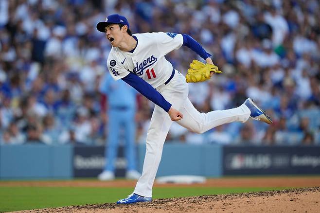 [LA=AP/뉴시스] 메이저리그(MLB) LA 다저스의 일본인 투수 사사키 로키가 10일(한국 시간) 미국 캘리포니아주 로스앤젤레스의 다저스타디움에서 벌어진 2025 MLB 포스트시즌 내셔널리그 디비전시리즈(NLDS·5전3선승제) 필라델피아 필리스와의 4차전 8회 등판해 역투하고 있다. 2025.10.10
