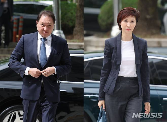 [서울=뉴시스] 김금보 기자 = 최태원(왼쪽) SK그룹 회장과 노소영 아트센터 나비 관장이 지난해 4월16일 오후 서울 서초구 서울고등법원에서 열린 이혼 소송 항소심 2차 변론에 출석하고 있다. 2024.04.16. kgb@newsis.com