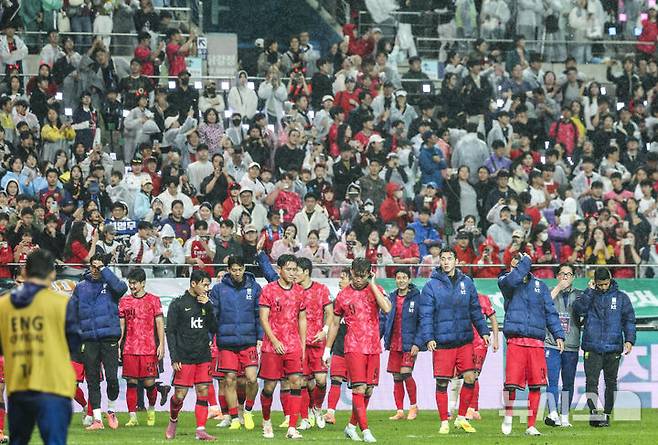 [서울=뉴시스] 황준선 기자 = 10일 서울 마포구 서울월드컵경기장에서 열린 남자 축구 국가대표 10월 A매치 친선전 대한민국과 브라질의 경기를 마친 대한민국 선수들이 관중들에게 인사를 하고 있다. 2025.10.10. hwang@newsis.com