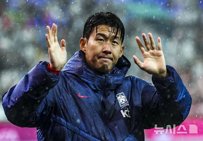 [서울=뉴시스] 황준선 기자 = 10일 서울 마포구 서울월드컵경기장에서 열린 남자 축구 국가대표 10월 A매치 친선전 대한민국과 브라질의 경기, 손흥민이 경기를 마친 뒤 인사를 하고 있다. 2025.10.10. hwang@newsis.com