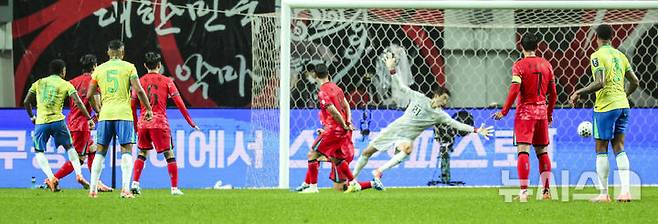 [서울=뉴시스] 권창회 기자 = 10일 서울 마포구 서울월드컵경기장에서 열린 남자 축구 국가대표 10월 A매치 친선전 대한민국과 브라질의 경기, 브라질 호드리구가 골을 넣고 있다. 2025.10.10. kch0523@newsis.com