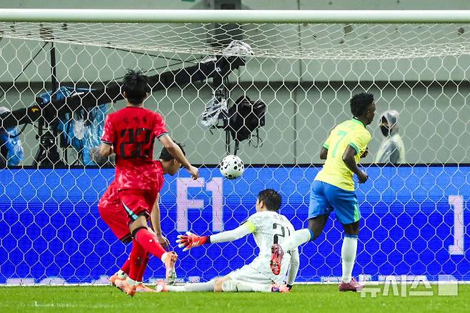 [서울=뉴시스] 권창회 기자 = 10일 서울 마포구 서울월드컵경기장에서 열린 남자 축구 국가대표 10월 A매치 친선전 대한민국과 브라질의 경기, 브라질 비니시우스가 골을 넣고 있다. 2025.10.10. kch0523@newsis.com
