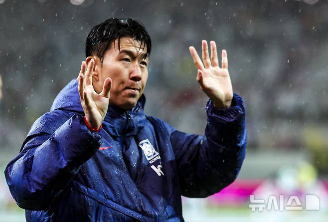 [서울=뉴시스] 황준선 기자 = 10일 서울 마포구 서울월드컵경기장에서 열린 남자 축구 국가대표 10월 A매치 친선전 대한민국과 브라질의 경기, 손흥민이 팬들에게 인사를 하고 있다. 2025.10.10. hwang@newsis.com