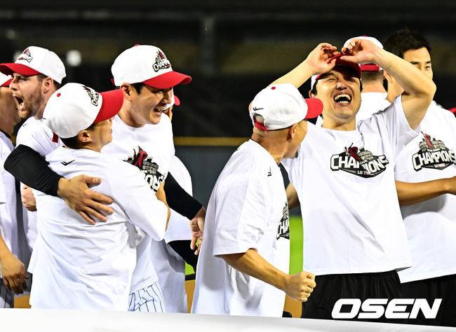 [OSEN=잠실, 지형준 기자] 프로야구 LG 트윈스가 극적으로 2025 정규시즌 우승을 차지했다. 자력 우승이 물거품이 된 LG는 SSG 랜더스가 한화 이글스에 극적인 끝내기 승리를 거두면서 우승을 확정했다.&nbsp;LG는 1일 서울 잠실구장에서 열린 2025 KBO리그 NC와 시즌 마지막 경기에서&nbsp;3-7로 패배했다.&nbsp;이로써 LG는 85승 3무 56패로 시즌을 마쳤다.&nbsp;LG 오지환, 박동원 등 선수단이 우승 세리머니를 하고 있다. 2025.10.01 /jpnews@osen.co.kr