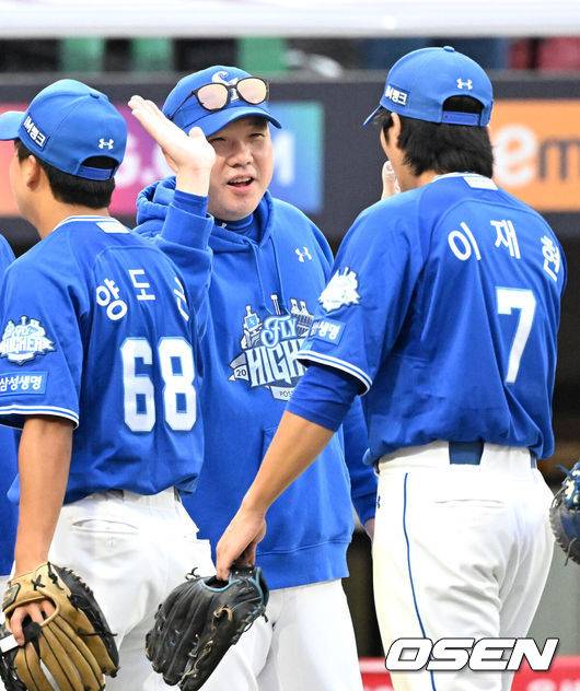 [OSEN=인천, 이대선 기자] 프로야구 삼성 라이온즈가 SSG 랜더스를 꺾고 준플레이오프(5전3선승제) 1차전을 승리했다.&nbsp;삼성은 9일 인천 SSG랜더스필드에서 열린 SSG와 준플레이오프 1차전에서 5-2로 승리했다.&nbsp;삼성은 플레이오프 진출 확률 85.3%를 거머쥐었다.&nbsp;역대 34번 치러진 준플레이오프에서 1차전 승리 팀이 29차례 플레이오프에 진출했다.&nbsp;경기 종료 후 삼성 박진만 감독이 이재현과 승리의 기쁨을 나누고 있다. 2025.10.09 /sunday@osen.co.kr