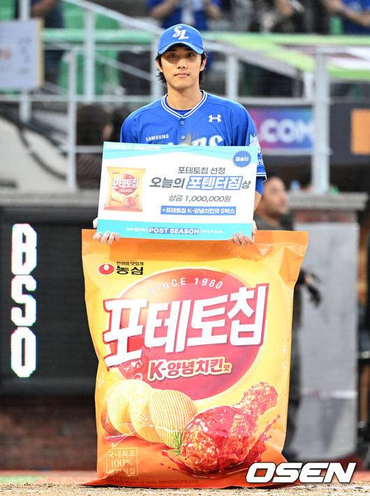 [OSEN=인천, 이대선 기자] 프로야구 삼성 라이온즈가 SSG 랜더스를 꺾고 준플레이오프(5전3선승제) 1차전을 승리했다.&nbsp;삼성은 9일 인천 SSG랜더스필드에서 열린 SSG와 준플레이오프 1차전에서 5-2로 승리했다.&nbsp;삼성은 플레이오프 진출 확률 85.3%를 거머쥐었다.&nbsp;역대 34번 치러진 준플레이오프에서 1차전 승리 팀이 29차례 플레이오프에 진출했다.&nbsp;경기 종료 후 오늘의 포텐터짐상을 수상한 삼성 이재현이 포즈를 취하고 있다. 2025.10.09 /sunday@osen.co.kr