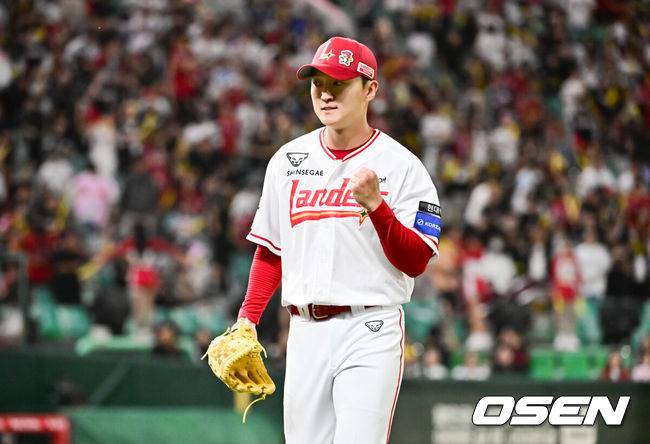 [OSEN=인천, 박준형 기자]  23일 오후 인천 SSG랜더스필드에서 ‘2025 신한 SOL BANK KBO리그’ SSG 랜더스와 KIA 타이거즈의 경기가 진행됐다.이날 경기에서 SSG은 김건우를, KIA가 김태형을 선발투수로 내세웠다.4회초 이닝종료 후 SSG 김건우 투수가 주먹을 쥐며 기뻐하고 있다.     2025.09.23 / soul1014@osen.co.kr