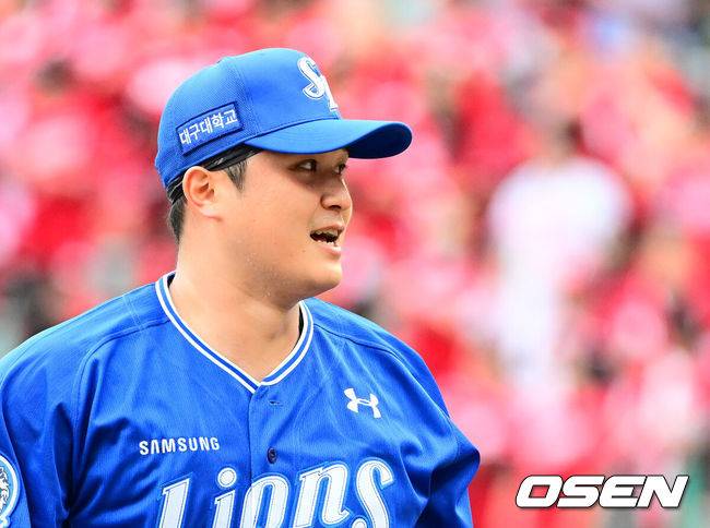 [OSEN=인천, 지형준 기자] 9일 인천 SSG랜더스필드에서 2025 신한 SOL뱅크 KBO리그 준플레이오프(5전 3선승제) 1차전 SSG 랜더스와 삼성 라이온즈의 경기가 열렸다.SSG은 화이트, 삼성은 최원태를 선발 투수로 내세웠다.3회말 수비를 마친 삼성 최원태가 미소짓고 있다. 2025.10.09 /jpnews@osen.co.kr