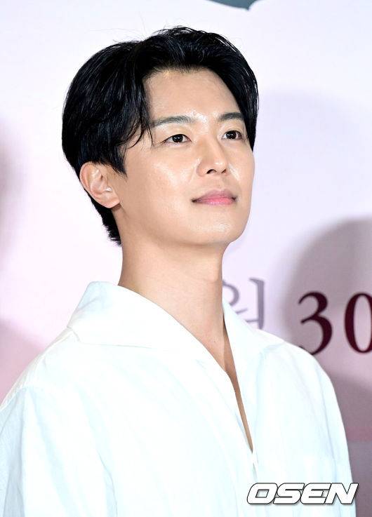 [OSEN=최규한 기자] 24일 오후 서울 용산 CGV에서 영화 ‘파과’(감독 민규동) VIP시사회가 열렸다.영화 ‘파과'는&nbsp;바퀴벌레 같은 인간들을 처리하는 조직에서 40여 년간 활동한 레전드 킬러 ‘조각(이혜영)’과 평생 그를 쫓은 미스터리한 킬러 ‘투우(김성철)’의 강렬한 대결을 그린 액션 드라마다.배우 연우진이 VIP시사회에 참석해 포토타임을 하고 있다. 2025.04.24 / dreamer@osen.co.kr