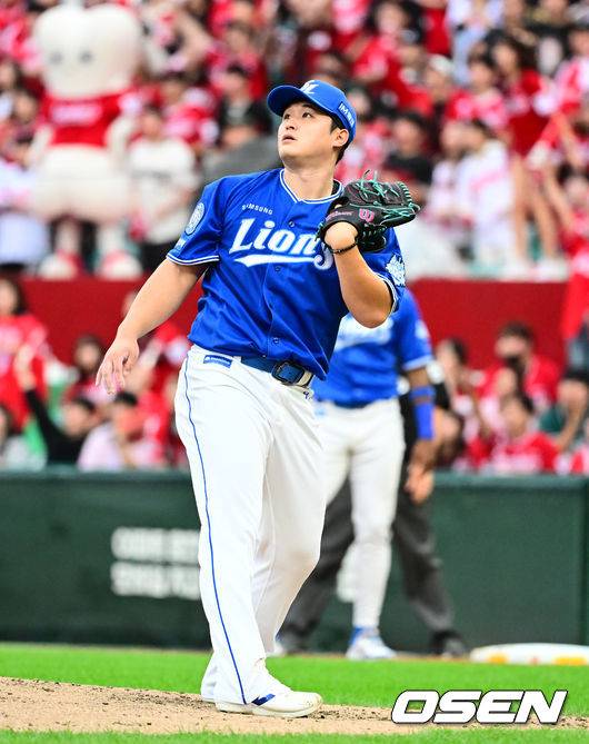 6회 1사 1루에서 안상현의 홈런성 타구를 바라보는 최원태. 다행히 파울로 가슴을 쓸어 내렸다.