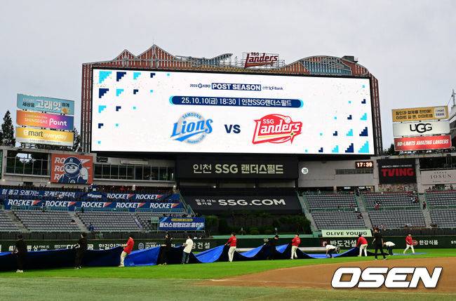 [OSEN=인천, 지형준 기자] 프로야구 삼성 라이온즈가 SSG 랜더스를 꺾고 준플레이오프(5전3선승제) 1차전을 승리했다.&nbsp;삼성은 9일 인천 SSG랜더스필드에서 열린 SSG와 준플레이오프 1차전에서 5-2로 승리했다.&nbsp;삼성은 플레이오프 진출 확률 85.3%를 거머쥐었다.&nbsp;역대 34번 치러진 준플레이오프에서 1차전 승리 팀이 29차례 플레이오프에 진출했다.&nbsp;삼성 선발투수 최원태는 6이닝 2피안타 1볼넷 8탈삼진 무실점으로 승리 투수가 됐다. 포스트시즌 19경기 만에 첫 승리였다. 이재현이 역대 포스트시즌 최초로 1회 선두타자 초구 홈런 진기록을 세웠다. 김영웅이 투런 홈런을 터드렸고, 디아즈는 3안타 1타점을 기록했다.&nbsp;SSG 선발투수 화이트는 2이닝 6피안타(2피홈런) 3볼넷 3실점으로 조기 강판됐다. 고명준이 투런 홈런을 기록했다.&nbsp;경기를 마치고 내일 비가 예보된 가운데 방수 기념 촬영을 하고 있다. 2025.10.09 /jpnews@osen.co.kr