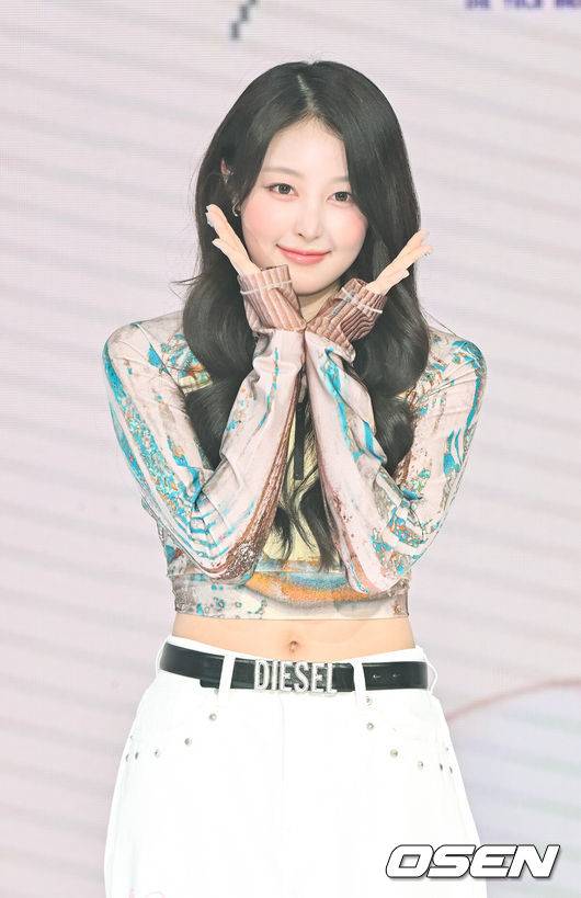 [OSEN=박준형 기자] 12일 오후 서울 상암동 쇼킹 K-POP 스튜디오에서 걸그룹 SAY MY NAME(세이마이네임)의 두 번째 EP ‘My Name Is...(마이 네임 이즈)’ 발매 기념 오프라인 미디어 쇼케이스가 진행됐다.데뷔 앨범 이후 5개월 만에 팬들을 찾아온 세이마이네임은 두 번째로 선보이는 앨범인 만큼 타이틀곡 ‘ShaLala(샤랄라)’를 비롯해 멤버 히토미가 작사에 참여한 곡까지 총 5곡을 수록, 좀 더 짙어진 세이마이네임만의 매력을 가득 담아냈다.세이마이네임 소하가 포즈를 취하고 있다. 2025.03.12   / soul1014@osen.co.kr