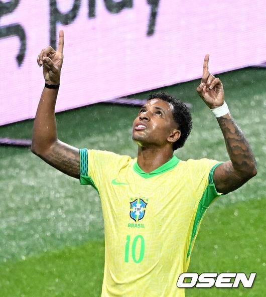 [OSEN=서울월드컵경기장, 이대선 기자] 홍명보 감독이 이끄는 대한민국 대표팀은 10일 오후 서울월드컵경기장에서 '세계 최강' 브라질과 A매치 평가전을 가졌다.한국이 브라질을 상대로 마지막으로 웃은 건 1999년 3월 28일이었다. 당시 잠실에서 열린 친선경기에서 김도훈의 결승골로 1-0 승리를 거뒀다. 다만, 그 승리가 마지막이었다. 한국은 브라질을 상대로 1승 1무 8패에 그쳤다. 브라질과의 이번 경기는 단순한 친선전이 아닌, 2026 북중미 월드컵을 향한 본격적인 시험대다. 전반 한국 호드리구가 팀의 두 번째 골을 성공시키고 환호하고 있다. 2025.10.10 /sunday@osen.co.kr