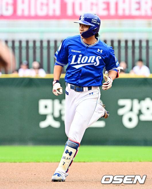 [OSEN=인천, 지형준 기자] 9일 인천 SSG랜더스필드에서 2025 신한 SOL뱅크 KBO리그 준플레이오프(5전 3선승제) 1차전 SSG 랜더스와 삼성 라이온즈의 경기가 열렸다.SSG은 화이트, 삼성은 최원태를 선발 투수로 내세웠다.1회초 삼성 선두타자 이재현이 선제 좌월 솔로포를 날리며 그라운드를 돌고 있다. 2025.10.09 /jpnews@osen.co.kr