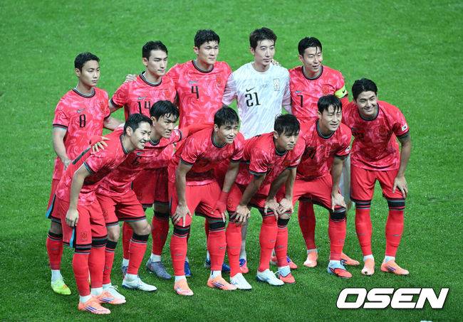 [OSEN=서울월드컵경기장, 이대선 기자] 홍명보 감독이 이끄는 대한민국 대표팀은 10일 오후 서울월드컵경기장에서 '세계 최강' 브라질과 A매치 평가전을 가졌다.한국이 브라질을 상대로 마지막으로 웃은 건 1999년 3월 28일이었다. 당시 잠실에서 열린 친선경기에서 김도훈의 결승골로 1-0 승리를 거뒀다. 다만, 그 승리가 마지막이었다. 한국은 브라질을 상대로 1승 1무 8패에 그쳤다. 브라질과의 이번 경기는 단순한 친선전이 아닌, 2026 북중미 월드컵을 향한 본격적인 시험대다.&nbsp;경기장에 앞서 있다. 2025.10.10 /sunday@osen.co.kr