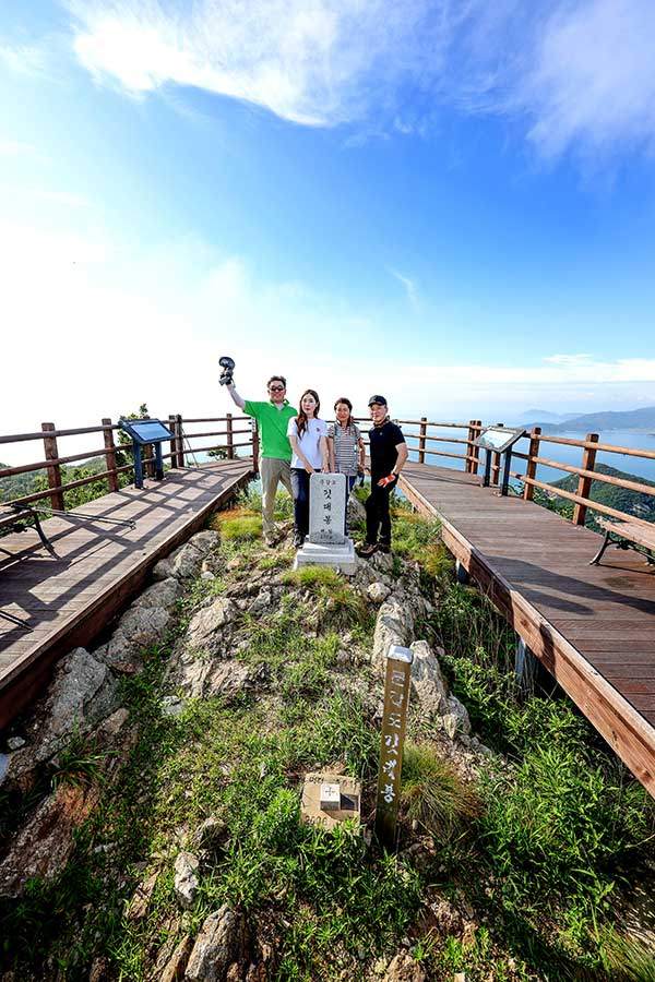 해발 275m의 문갑도 깃대봉 정상. 덕적군도의 41개 섬 중 가장 높지는 않지만, 경치의 시원함은 최고로 꼽을 만하다.