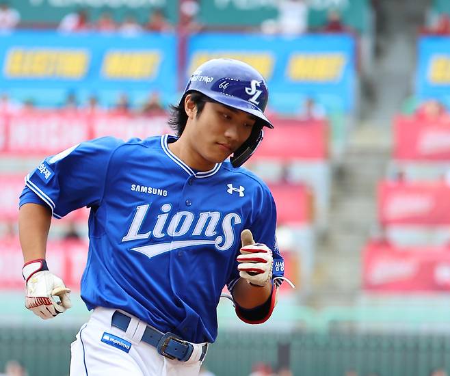 지난 9일 인천 SSG랜더스필드에서 열린 2025 프로야구 KBO리그 포스트시즌 준플레이오프 1차전 삼성 라이온즈와 SSG 랜더스의 경기. 1회 초 선두 타자로 나선 삼성 이재현이 좌월 솔로 홈런을 날리고 그라운드를 돌고 있다. 연합뉴스