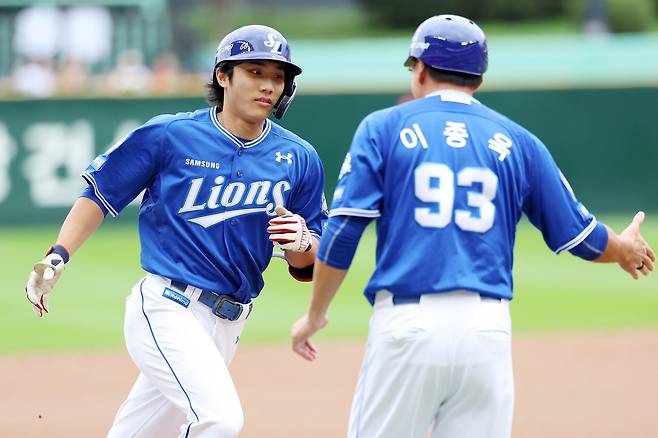지난 9일 인천 미추홀구 SSG랜더스필드에서 열린 2025 KBO 포스트시즌 준플레이오프 1차전 삼성 라이온즈와 SSG 랜더스의 경기, 삼성 1회초 공격 선두타자 이재현이 솔로 홈런을 때린 뒤 이종욱 코치와 하이파이브하고 있다. 뉴시스