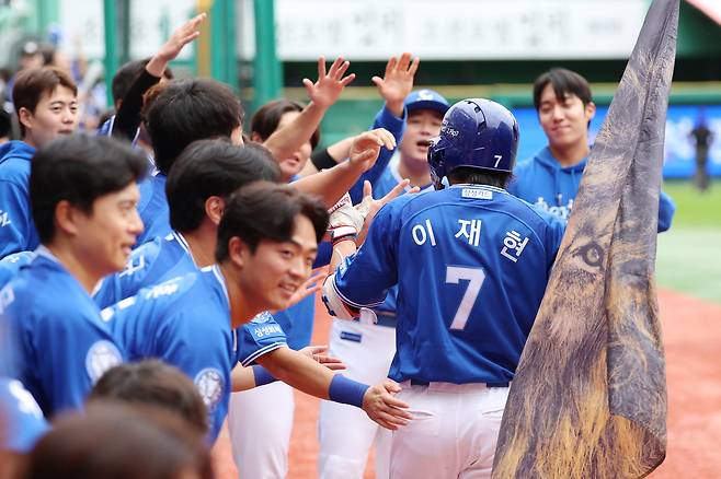 지난 9일 인천 미추홀구 SSG랜더스필드에서 열린 2025 KBO 포스트시즌 준플레이오프 1차전 삼성 라이온즈와 SSG 랜더스의 경기, 삼성 1회초 공격 선두타자 이재현이 솔로 홈런을 때린 뒤 동료들과 하이파이브하고 있다. 뉴시스