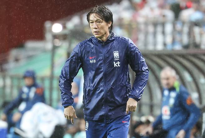 10일 서울 마포구 서울월드컵경기장에서 열린 남자 축구 국가대표 10월 A매치 친선전 대한민국과 브라질의 경기, 홍명보 감독이 경기를 지켜보고 있다. 뉴시스
