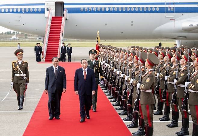 9일 평양에 도착한 중국 권력 서열 2위 리창(오른쪽) 국무원 총리가 박태성 북한 내각 총리와 함께 의장대 사열을 하는 모습. 평양 신화 연합뉴스