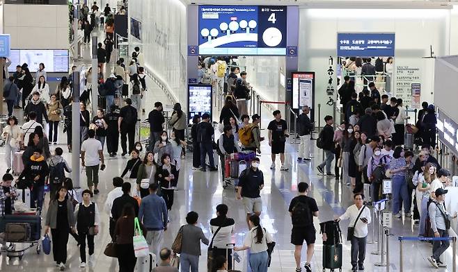 민족 대명절 추석에 여행객들로 붐비는 공항 - 민족 대명절 추석인 6일 오전 인천국제공항 제1여객터미널 출국장이 여행객들로 북적이고 있다. 2025.10.6 뉴스1