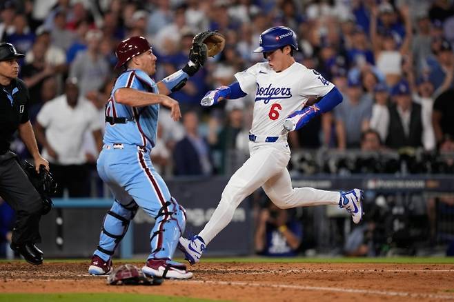 김혜성(로스앤젤레스 다저스)이 10일(한국시간) 미 캘리포니아주 로스앤젤레스 다저 스타디움에서 열린 2025 메이저리그 내셔널리그 디비전시리즈(NLDS·5전3선승제) 4차전 필라델피아 필리스와 경기 11회 말 1-1 1사 상황에서 대주자로 나와 결승 득점을 올리고 있다. 다저스가 2-1로 승리하며 내셔널리그 챔피언십시리즈(NLCS·7전4선승제)에 진출했다. 2025.10.10. 로스앤젤레스 AP 뉴시스