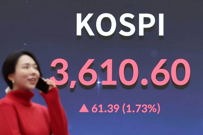 코스피 사상 최초 3600선 돌파 마감 - 코스피가 전 거래일(3549.21)보다 61.39 포인트(1.73%) 오른 3610.60에 마감한 10일 오후 서울 여의도 한국거래소 전광판에 지수가 표시되고 있다. 뉴시스