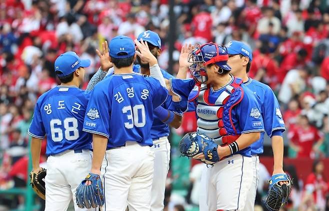 9일 인천 SSG랜더스필드에서 열린 2025 프로야구 KBO리그 포스트시즌 준플레이오프 1차전 삼성 라이온즈와 SSG 랜더스의 경기. 5-2로 승리한 삼성 선수들이 기뻐하고 있다. 2025.10.9. 연합뉴스