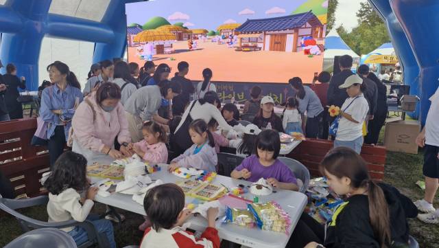 9일 오후 안성시 보개면 안성맞춤랜드에서 개막한 ‘2025 남사당 바우덕이 축제’에서 시민들이 얼쑤탈 체험프로그램을 즐기고 있다. 사진 = 손대선 기자