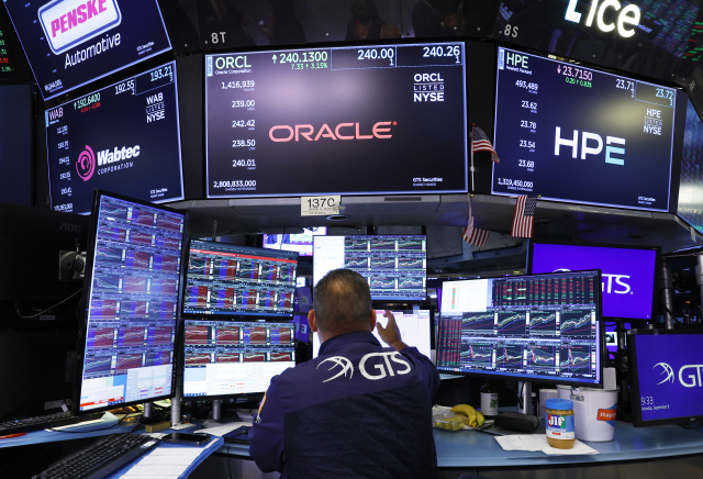 뉴욕증권거래소(NYSE)의 한 거래중개인. 연합뉴스