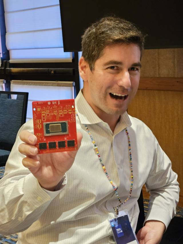 마이크 마치 인텔 에지컴퓨팅그룹 부사장(VP)이 지난달 29일(현지 시간) 애리조나에서 열린 인텔 테크투어 2025에서 팬서레이크 CPU 기반 ‘로보틱스 개발 키트’를 꺼내들고 있다. 윤민혁 기자