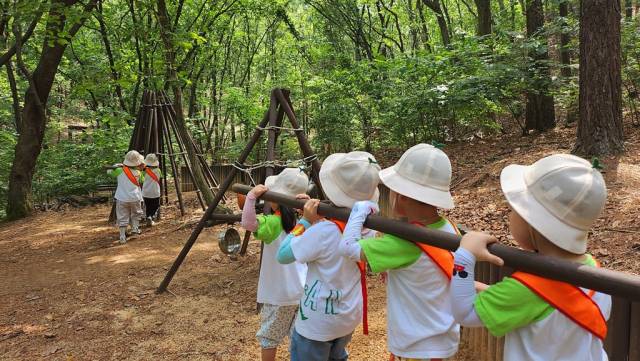의정부시 숲 체험 프로그램에 참여한 어린이들이 체험활동을 하고 있다. 사진 제공=의정부시