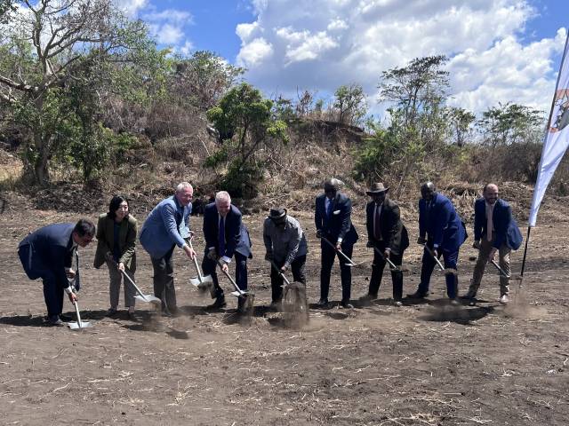 김대영(왼쪽부터) 포스코인터내셔널 중남아프리카지역담당, 안은주 주탄자니아대한민국대사, 존 드 브리스 블랙록마이닝 CEO가 9일(현지 시간) 탄자니아 마헨게 광산 착공식에서 기념 촬영을 하고 있다. 사진 제공=포스코인터내셔널