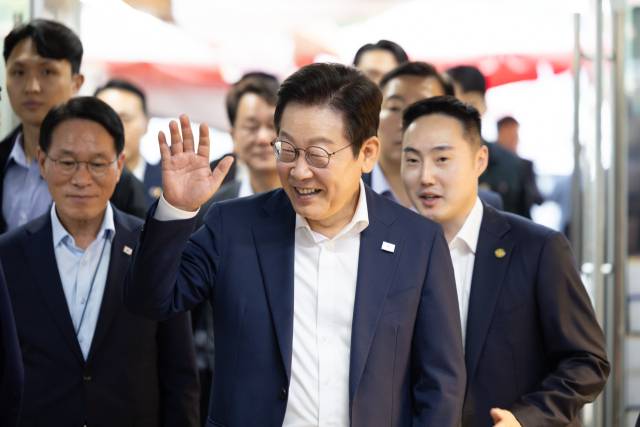 이재명 대통령이 추석 연휴 첫날인 3일 인천 강화제일풍물시장을 방문해 시민들과 인사하고 있다. 2025.10.3. 대통령실 제공