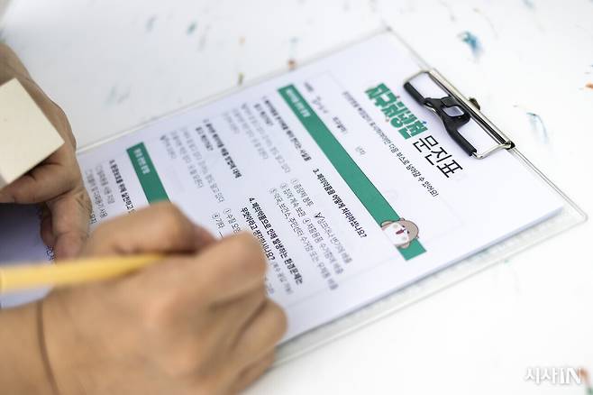 폐의약품 분리배출 체험 부스에서 한 시민이 폐의약품 배출 관련 설문조사를 하고 있다. ⓒ시사IN 박미소