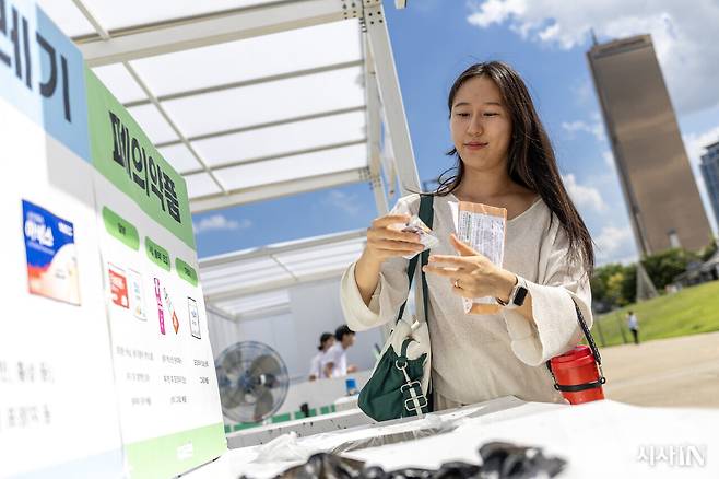 한 시민이 폐의약품 분리배출을 체험해보고 있다. ⓒ시사IN 박미소