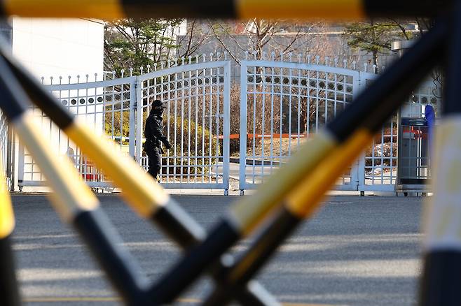 12·3 비상계엄 사태를 수사하는 검찰 비상계엄 특별수사본부가 9일 오전부터 경기도 과천 소재 국군방첩사령부 등에서 압수수색을 진행하고 있다고 밝혔다. 사진은 이날 압수수색이 진행 중인 국군방첩사령부 앞에서 근무중인 장병. ⓒ연합뉴스