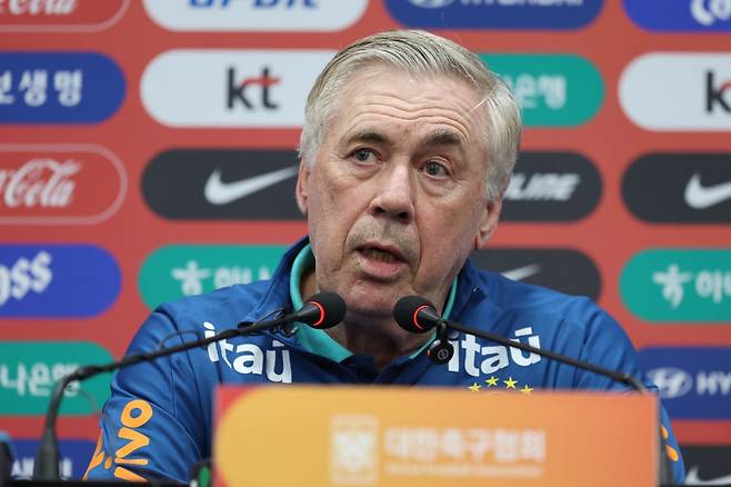 카를로 안첼로티 브라질축구대표팀 감독이 한국전을 하루 앞둔 9일 서울월드컵경기장에서 진행된 사전 기자회견에서 취재진의 질문에 대답하고 있다. 북중미월드컵 개막까지 약 8개월 남은 현재 브라질에 복병인 한국과 평가전은 타 대륙 팀의 수준을 파악하고 변수를 대비할 수 있는 기회다. 상암│뉴시스