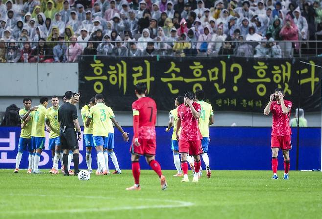 한국축구대표팀 선수들이 10일 서울월드컵경기장에서 열린 브라질과 평가전에서 후반 32분 비니시우스에게 5번째 골을 내준 뒤 아쉬워하고 있다. 이날 한국은 0-5로 대패했다. 손흥민의 한국남자축구 역대 A매치 최다출전(137경기) 기록 수립, 이재성의 사상 18번째 센추리클럽 가입이 유이한 위안이었다. 상암│뉴시스