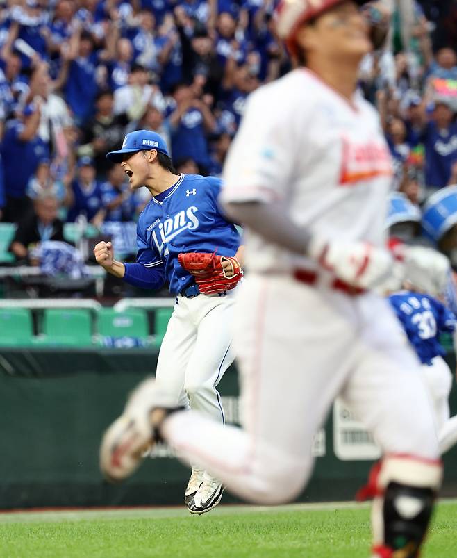 삼성 이호성이 9일 인천 SSG랜더스필드에서 열린 2025 프로야구 KBO리그 포스트시즌 준플레이오프 1차전에서 8회말 2사 만루 위기를 벗어나며 환호하고 있다. 연합뉴스