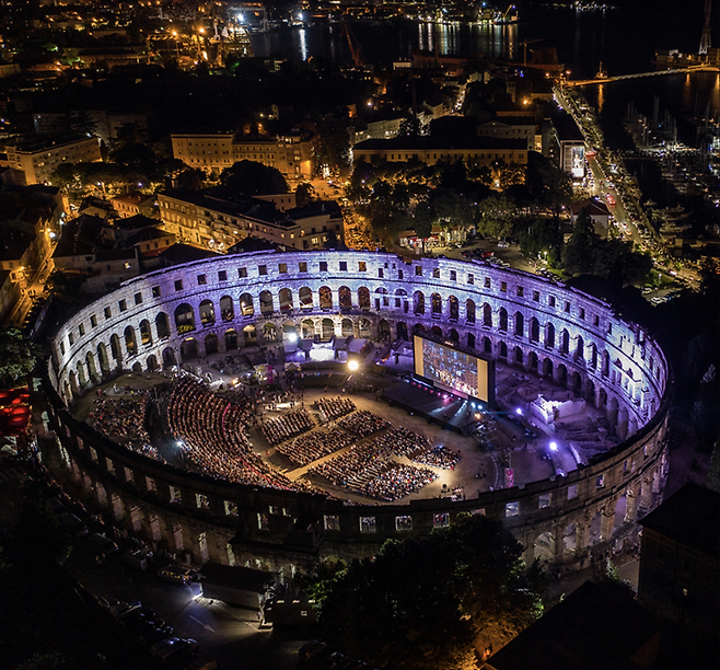풀라 영화제는 크로아티아에서 가장 오래된 전통을 자랑하는 영화제로 고대와 현대가 만나는 특별한 공간이다. 사진제공|크로아티아 관광청/CNTB