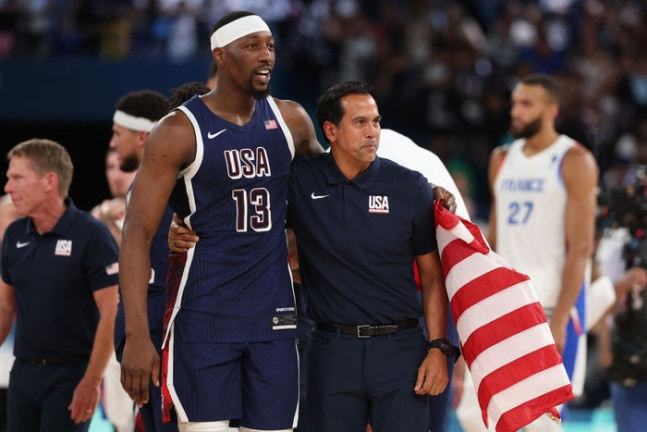 미국 남자 농구대표팀 뱀 아데바요가 11일 파리올림픽 프랑스와 결승전 승리 후 에릭 스폴스트라 수석코치와 함께 어깨동무하며 기뻐하고 있다. Getty Images코리아