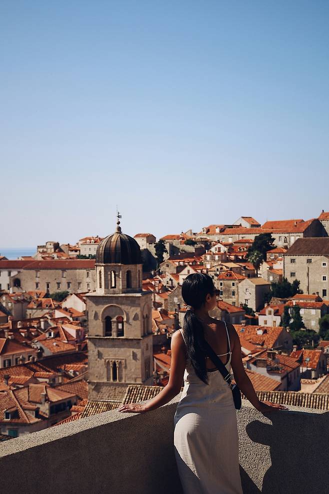 두브로브니크 전경을 내려다 보는 여행자. 사진제공|크로아티아관광청/CNTB