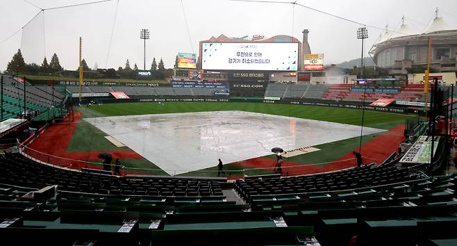10일 인천 SSG랜더스필드에서 열릴 예정이던 2025 프로야구 KBO리그 포스트시즌 준플레이오프 2차전 삼성 라이온즈와 SSG 랜더스의 경기가 비로 취소돼 전광판에 안내 문구가 나오고 있다. 2025.10.10 연합뉴스