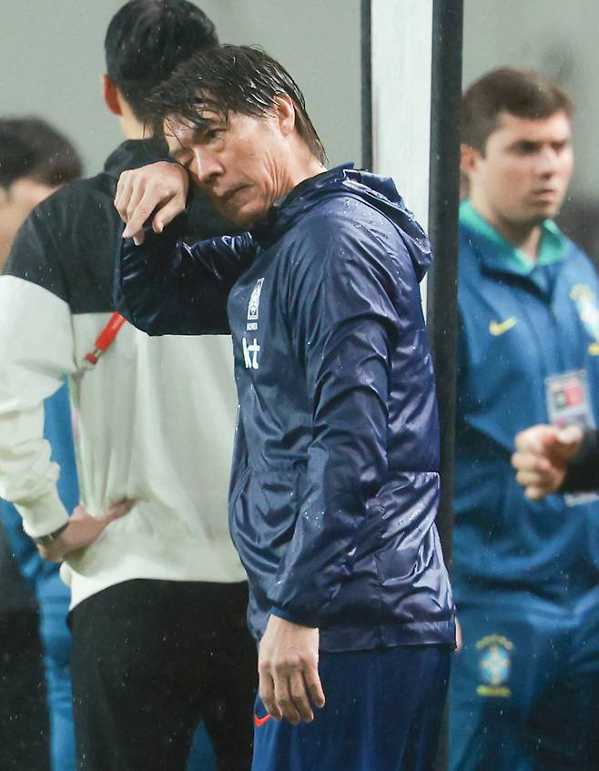 홍명보 감독이 10일 서울 마포구 서울월드컵경기장에서 브라질전을 마친 뒤 빗물을 닦고 있다. 연합뉴스