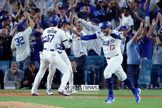 ▲ 끝내기 이후 오타니 쇼헤이와 기쁨을 나누고 있는 김혜성. 다저스 동료들은 악송구 직후 이미 더그아웃을 박차고 나간 상황이었다