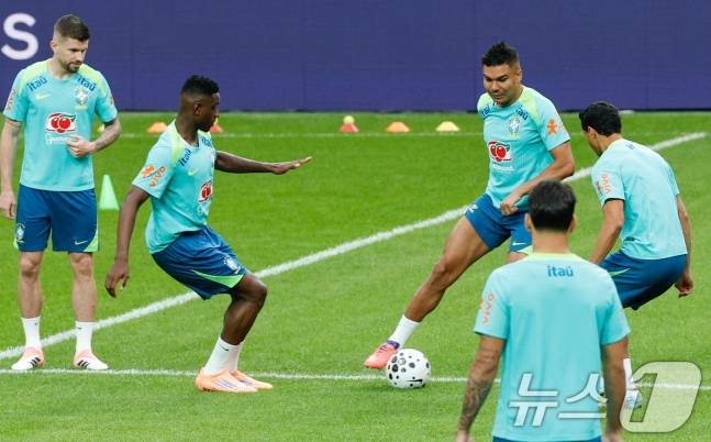 브라질 남자 축구 국가대표팀 주장 카세미루 등 선수들이 대한민국과의 A매치 평가전을 하루 앞둔 9일 오후 서울 마포구 월드컵경기장에서 훈련을 하고 있다. /사진=뉴스1