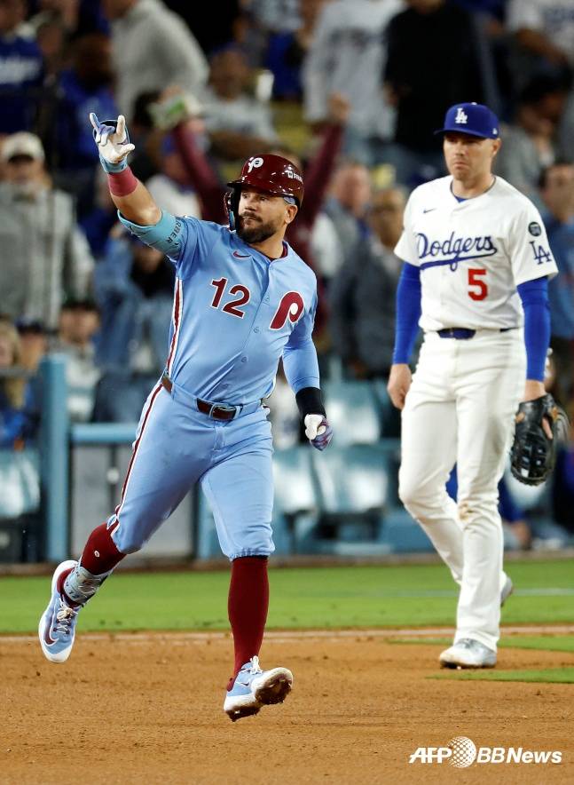 필라델피아의 카일 슈와버(왼쪽). /AFPBBNews=뉴스1