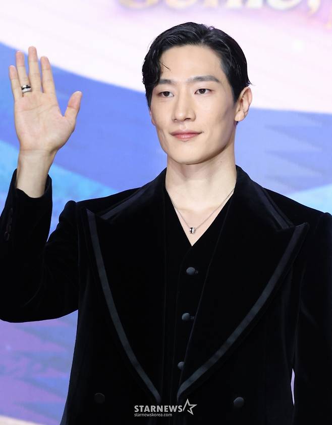 (서울=뉴스1) 권현진 기자 = 배우 노상현이 29일 서울 강남구 조선팰리스서울강남에서 열린 넷플릭스 시리즈 '다 이루어질지니'(극본 김은숙) 제작발표회에 참석해 포즈를 취하고 있다.  '다 이루어질지니'는 천여 년 만에 깨어난 경력 단절 램프의 정령 지니(김우빈 분)가 감정 결여 인간 가영(수지 분)을 만나 세 가지 소원을 두고 벌이는 스트레스 제로, 판타지 로맨틱 코미디?다. 2025.9.29/뉴스1  Copyright (C) 뉴스1. All rights reserved. 무단 전재 및 재배포,  AI학습 이용 금지. /사진=(서울=뉴스1) 권현진 기자